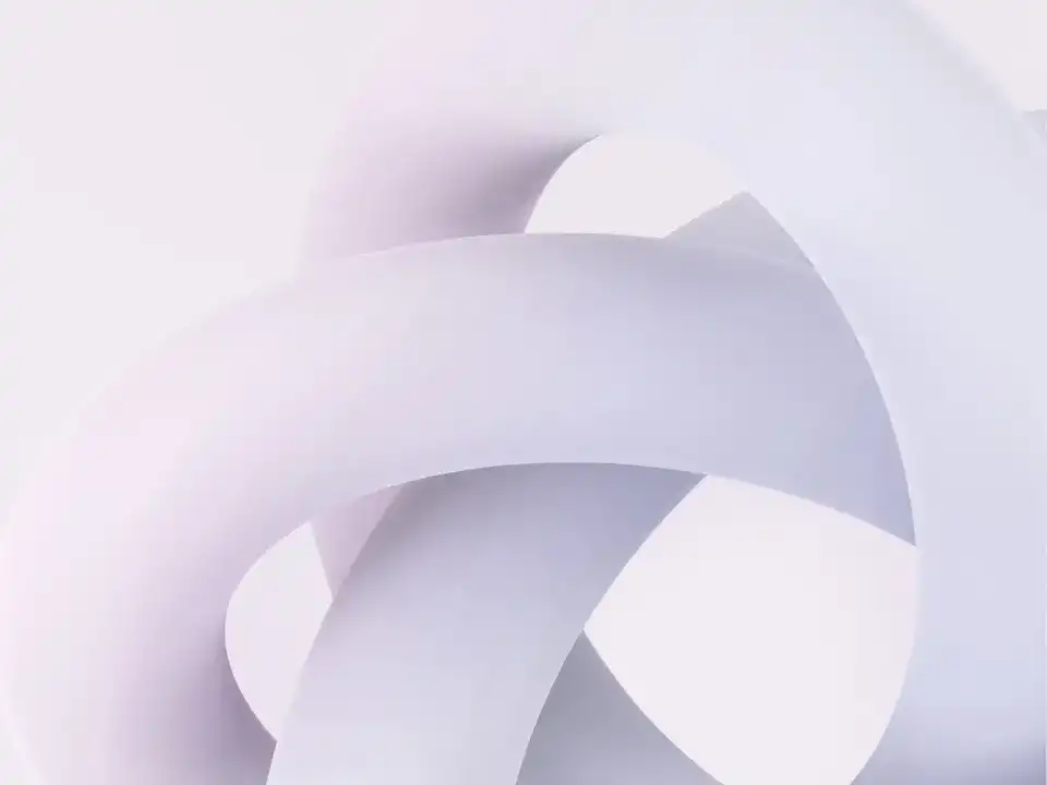 白と淡いグレーを基調とした、滑らかなチューブ状の抽象的な形状が複雑に絡み合っている。部分的に淡いラベンダー色の陰影が見られ、立体感と奥行きを強調している。全体的にクリーンでモダンな印象を与えるデザイン。