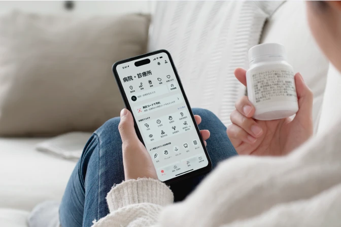 白と淡いグレーの背景に、2台のスマートフォンが斜めに配置されている。左側のスマートフォンには、医療介護の求人・転職サイト「ジョブメドレー」のアプリ画面が表示されており、笑顔の女性の顔と「ピッタリの仕事、みつかる。」というキャッチフレーズ、そして会員登録・ログインボタンが見える。右側のスマートフォンには、オンライン診療サービス「メドレークリニック」のアプリ画面が表示されており、睡眠時無呼吸症候群外来の予約詳細、オンライン受診、予約確認、診療科検索などの機能アイコンが並んでいる。