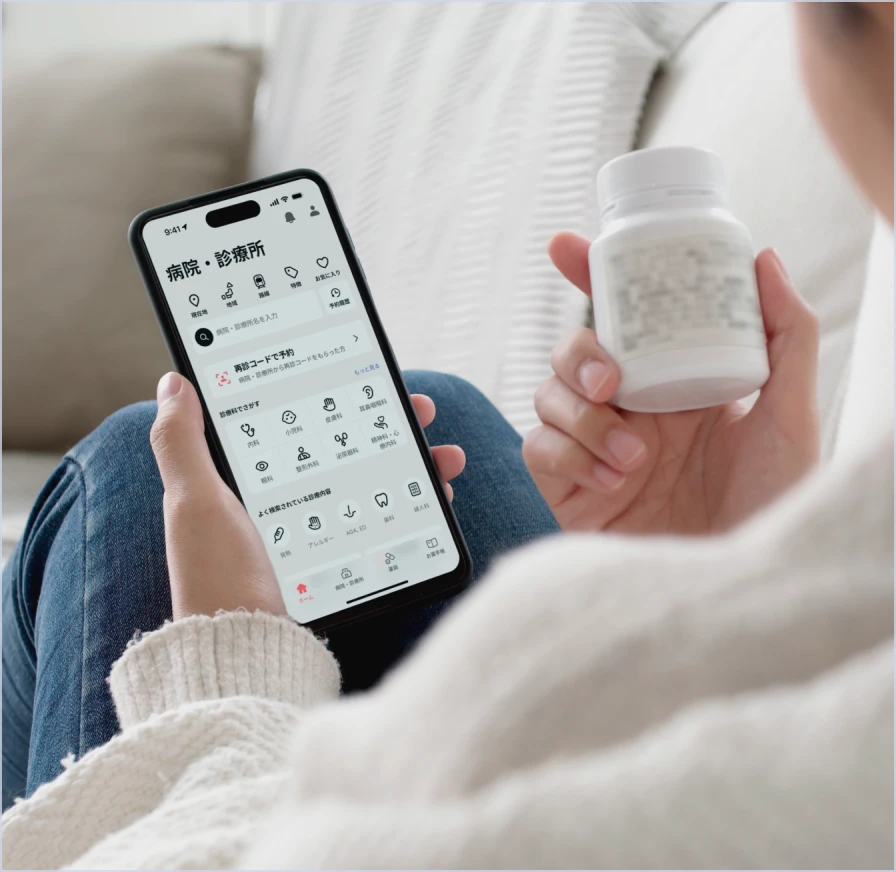 白と淡いグレーの背景に、2台のスマートフォンが斜めに配置されている。左側のスマートフォンには、医療介護の求人・転職サイト「ジョブメドレー」のアプリ画面が表示されており、笑顔の女性の顔と「ピッタリの仕事、みつかる。」というキャッチフレーズ、そして会員登録・ログインボタンが見える。右側のスマートフォンには、オンライン診療サービス「メドレークリニック」のアプリ画面が表示されており、睡眠時無呼吸症候群外来の予約詳細、オンライン受診、予約確認、診療科検索などの機能アイコンが並んでいる。